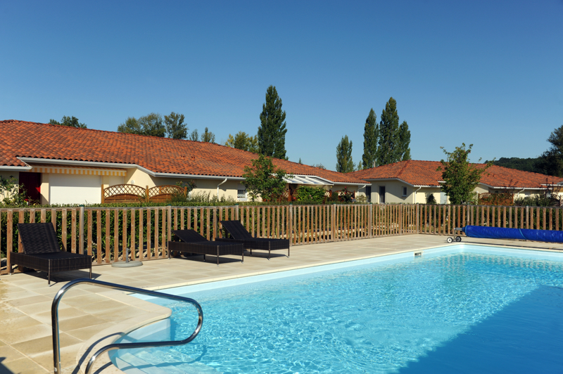 Résidence Les Senioriales de Bergerac : La piscine de la résidence